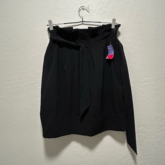 BCBG MAX AZRIA peplum skirt with belt - Picture 2 of 7